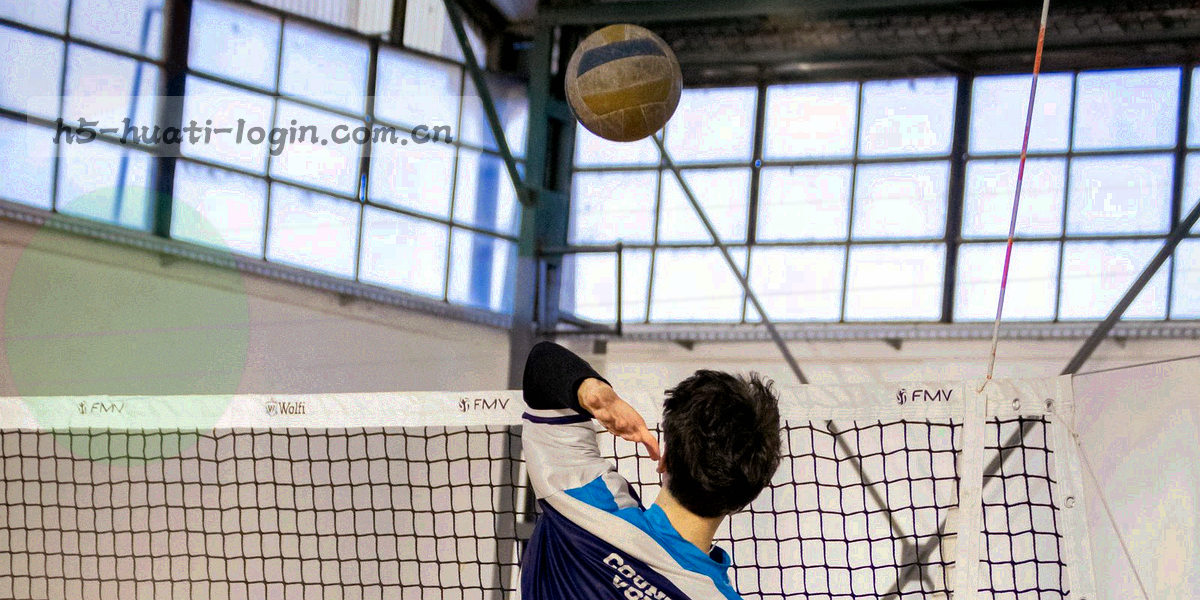 深空蓝背景上三个不同形态的入口标记由虚线汇聚到中央一个下载箭头节点